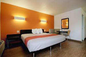 迈阿密6号汽车旅馆客房内的一张或多张床位