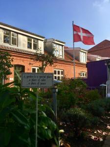 维堡奥森酒店的建筑物前的标志,有旗帜