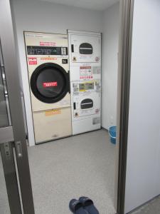 熊本蒂加宾馆的客房内的2台洗衣机和干衣机