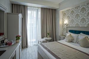 布加勒斯特老城精品酒店的酒店客房设有一张大床和一间浴室。