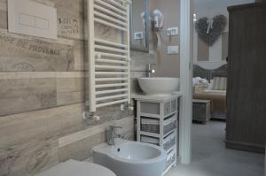 热那亚Ca dei Nobili的一间带水槽、卫生间和镜子的浴室