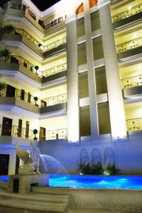 芭堤雅市中心LK集团酒店的一座大型建筑,前面有一个喷泉