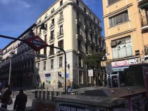 马德里马德里阿托查旅馆的城市的柱子上的一个街道标志