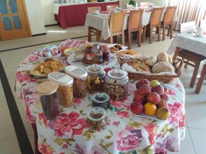 圣地亚哥-杜卡森Quinta de Malmedra的一张桌子上放着一大堆食物