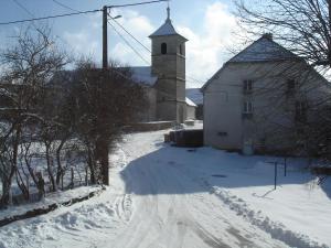 Provenchèregite Loca的通往教堂的雪地道路