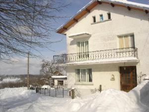 Provenchèregite Loca的雪中的房子,周围积雪