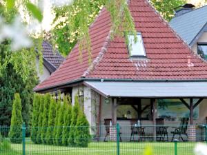 马尔肖Ferienhaus am Klostergrund的一座红色屋顶和围栏的房子