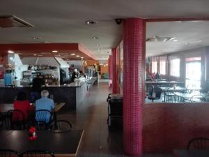 阿尔卡拉兹卡萨米克尔酒店-餐厅的一间设有红色柱子和桌椅的餐厅