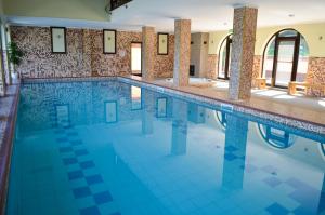 巴塔卡萨巴塔旅馆的大型游泳池铺有瓷砖地板,铺有蓝色瓷砖
