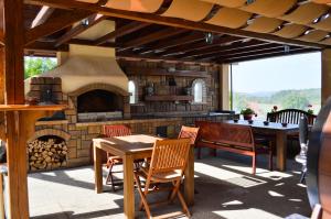 巴塔卡萨巴塔旅馆的庭院设有石制壁炉、桌子和椅子。