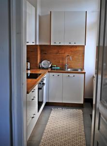马里博尔Villa Winter Prestige Apartments的小厨房配有白色橱柜和水槽