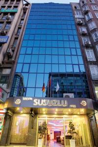 伊兹密尔苏苏祖鲁赛金酒店的前方有标志的玻璃建筑