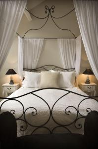 富伦奥伯格拉温霍夫酒店的卧室配有一张带白色窗帘的大床