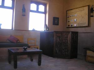 IchtBorj Biramane的客厅配有沙发和桌子