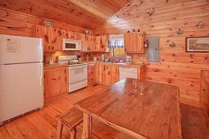 赛维尔维尔Mountain Seclusion的木制厨房配有桌子和冰箱