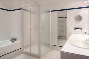 卡尔卡松Domaine d'Auriac - Relais & Châteaux的带淋浴和盥洗盆的白色浴室
