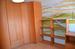 AnguixLa Verdevilla的一间设有木柜的房间,墙上挂着一幅画