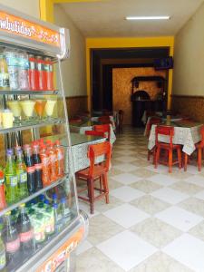Villa RicaHostal Oro Verde-Villa Rica的架子上有很多饮料的商店