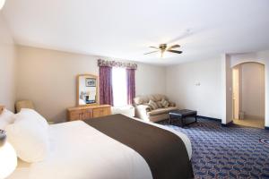 Drayton ValleyWest Country Inn的酒店客房,配有床和沙发