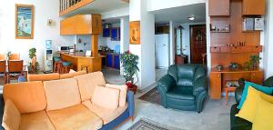 朱尼耶AlSaeed Residence的带沙发的客厅和厨房