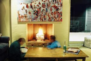 赫曼努斯莫思贝格酒店的两人坐在带壁炉的客厅