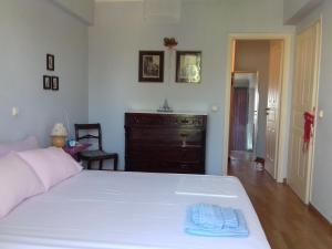 帕利尼Blue Sky appartment的卧室配有白色的床和梳妆台。