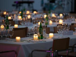 穆尔格lofthotel Walensee的一组桌子,配以酒杯和蜡烛