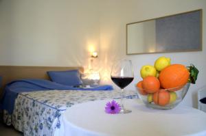 奥斯图尼马斯尔日亚艾斯纳酒店的桌上放一碗水果和一杯葡萄酒