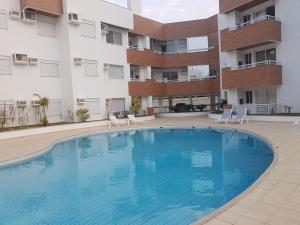 弗洛里亚诺波利斯Apto de 02 qtos no Ingleses - Florianopolis - SC的公寓大楼庭院内的游泳池