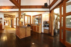 小谷村Momiji的一个带木制橱柜和小岛的大厨房