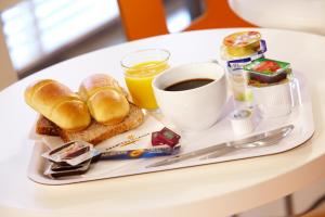 阿让阿让普瑞米尔经典酒店的桌上的早餐盘,包括面包和咖啡