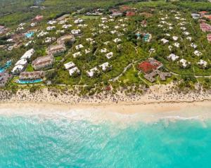 蓬塔卡纳Grand Palladium Bavaro Suites Resort & Spa - All Inclusive的海滩上的度假村的空中景观