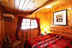 Three Bears Lodge客房内的一张或多张床位