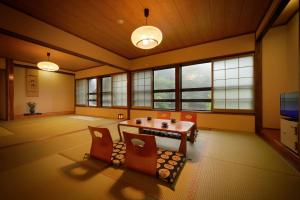 米泽市滑川温泉福岛屋的客房设有桌椅和窗户。