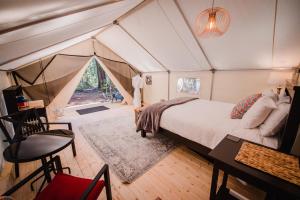克利尔沃特Cedar Haven Cabins and Resort的一间卧室配有带一张床和一张书桌的帐篷