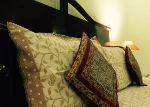 比卡内尔Udai Niwas - a boutique homestay的床上的几个枕头
