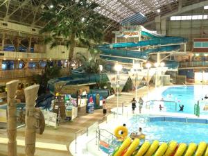 磐城磐城市皇宫山区酒店的一个带水滑梯的大型室内游泳池
