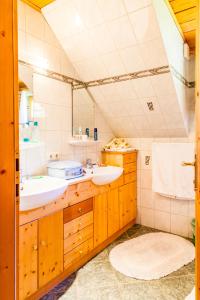 毛特恩多夫Ferienhütte Hoitahüttl的一间带两个盥洗盆和大镜子的浴室