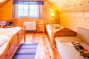 毛特恩多夫Ferienhütte Hoitahüttl的小木屋内一间卧室,配有两张床