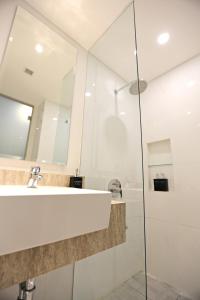 占碑市Luminor Hotel Jambi Kebun Jeruk By WH的一间带水槽和镜子的浴室