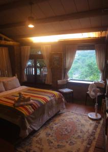 九份九份宁静海芳疗民宿 的一间卧室设有一张床和一个大窗户