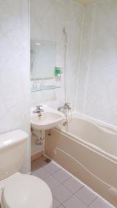 高雄瑞谷大饭店的浴室配有盥洗盆、卫生间和浴缸。