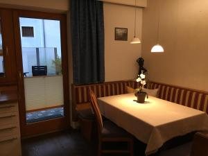索尔登Alpenspirit的一间带桌子和窗户的用餐室