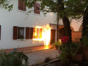 奎托·迪·特雷维索罗坎大斯特拉多尔洛酒店的里面燃烧着火的房子