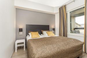 耶姆赛Holiday Club Himos Superior Apartments的一间卧室设有一张大床和一个窗户。