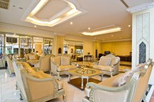 芭堤雅市中心LK皇家套房酒店的大堂设有桌椅和沙龙
