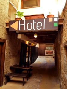 阿耶韦Hotel Asador O Callejón De Belchite的挂在建筑物一侧的酒店标志