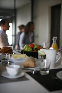 蒙彼利埃Les 4 étoiles的一张桌子上放着一盘食物和水果