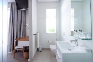 开普敦格雷斯三十旅馆的白色的浴室设有水槽和卫生间。