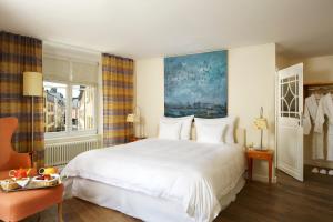 卢森堡卢森堡高瑞斯集团的卧室设有一张白色大床和一扇窗户。